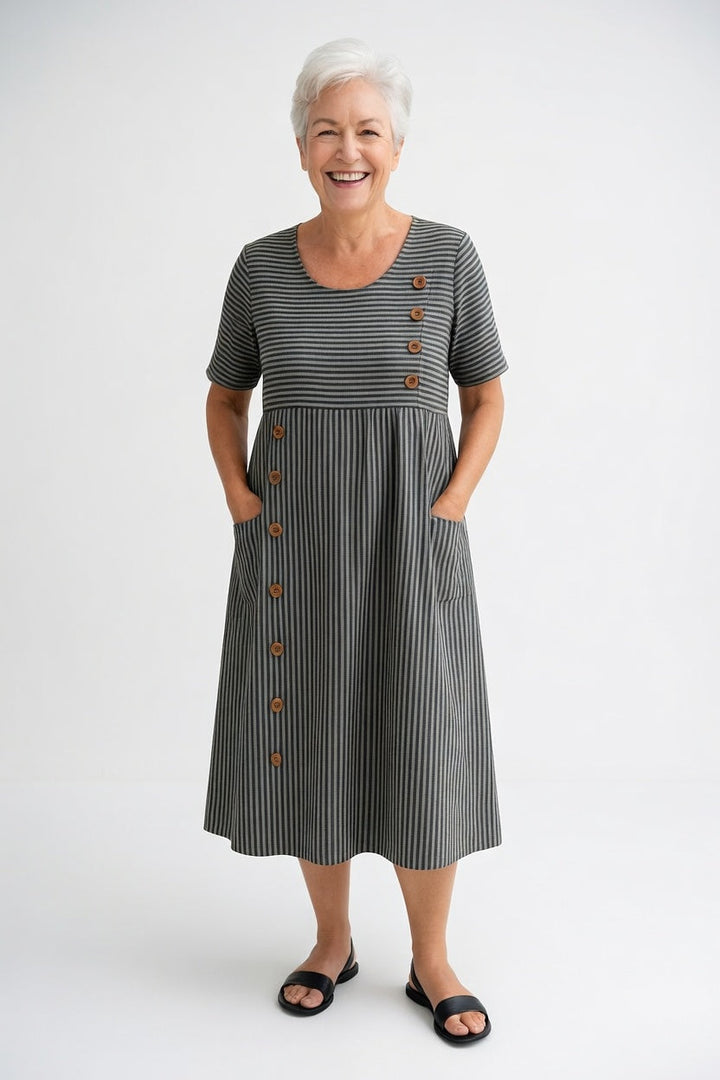 Linéora™ — Robe rayée fluide au charme estival