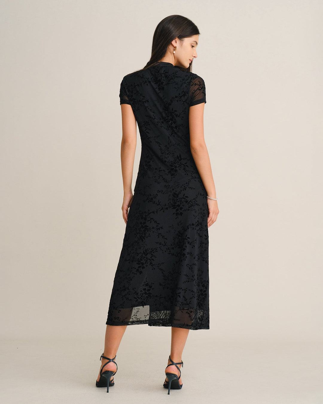 Robe Mi-Longue en Maille à Fleurs Noires avec Fente